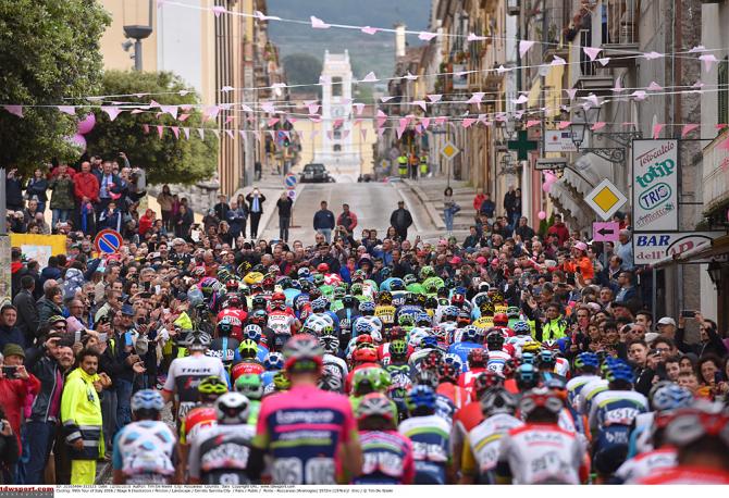 Красочный пелотон старт 6-го этапа Джиро д'Италия (фото: Tim de Waele/TDWSport.com)