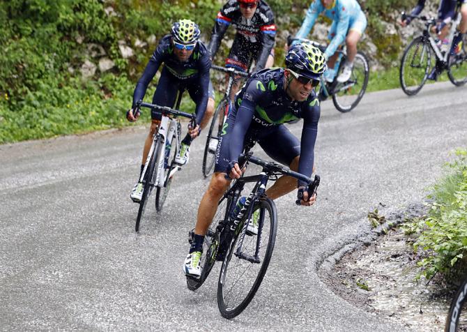 Алехандро Вальверде (Movistar), спускающийся во время шестого этапа Джиро д'Италия (фото: Bettini Photo)