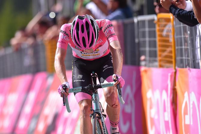 Стивен Круиджсвиджк (LottoNL-Jumbo) завершает этап 19 после аварии в Colle dell'Agnello (фото: Tim de Waele/TDWSport.com)