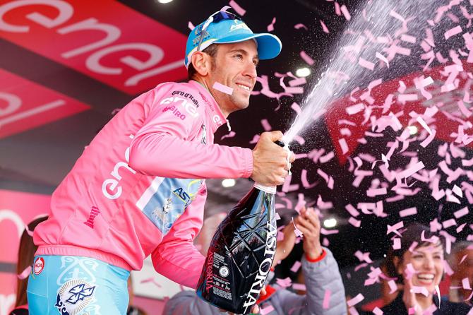 Vincenzo Nibali (Astana) in the maglia rosa (фото: Getty Images Sport)