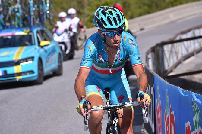 Винченцо Нибали едет один к концу этапа 19-го Джиро. (фото: Tim de Waele/TDWSport.com)