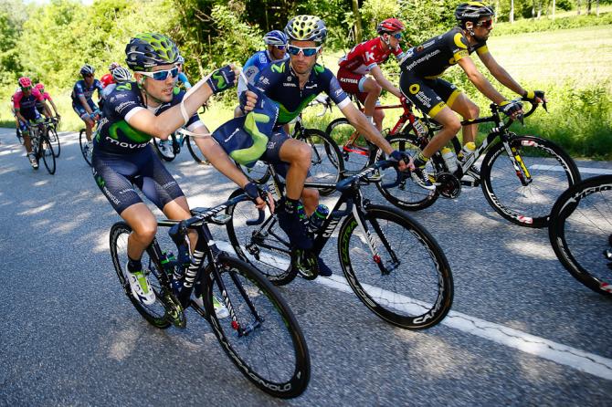 Movistar riders share a mussette during stage 1 (фото: Bettini Photo)