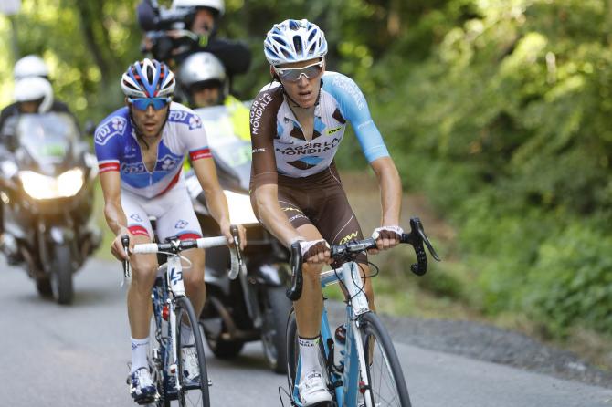 Ромен Барде (AG2R La Mondiale) со своим соперником Тибо Пино (FDJ) (фото: Bettini Photo)