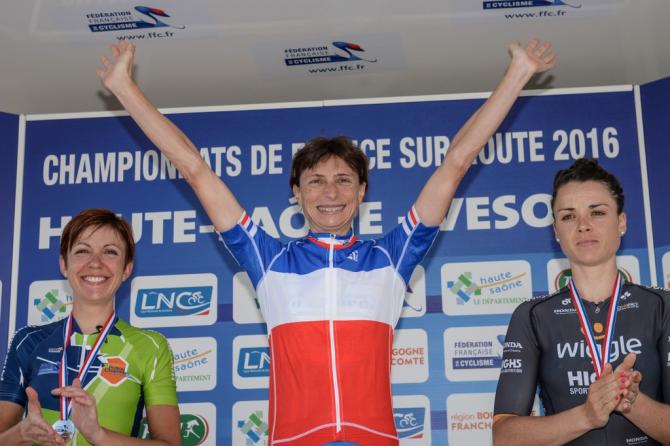 Edwige Pitel (SC Michela Fanini Rox) празднует свой второй национальный, шоссейный титул чемпиона (фото: Getty Images Sport)