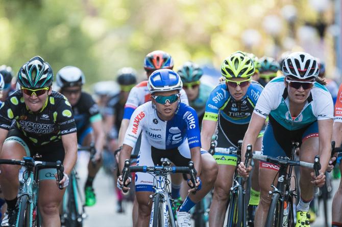 At 2 to go, Coryn Rivera (United Healthcare) is right at the front of the field. (фото: Matthew Moses/Moses Images)