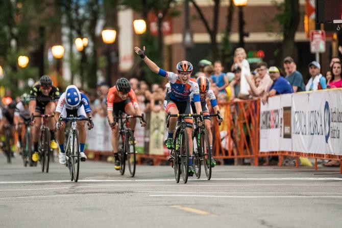 Skylar Schneider (ISCorp Cycling) празднует победу, следом рвется Coryn Rivera (United Healthcare) и замыкает тройку Samantha Schneider (ISCorp Cycling). (фото: Matthew Moses)