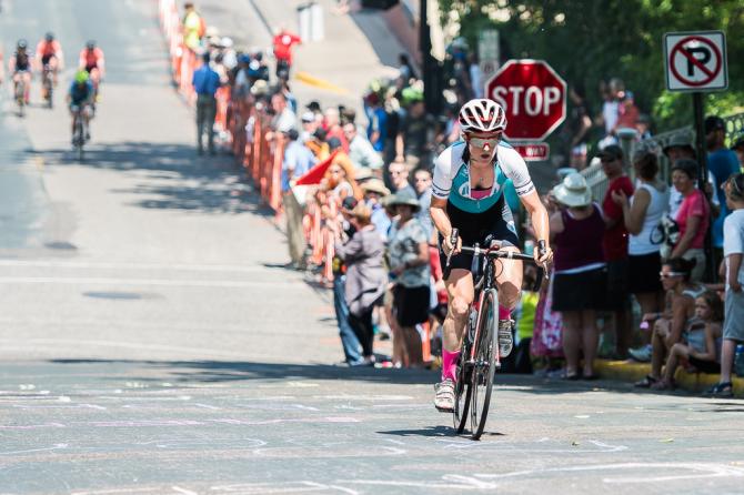 Ellen Noble (North Memorial Health Care) takes the mid-race special prime and turns it into a solo break (фото: Matthew Moses/Moses Images)