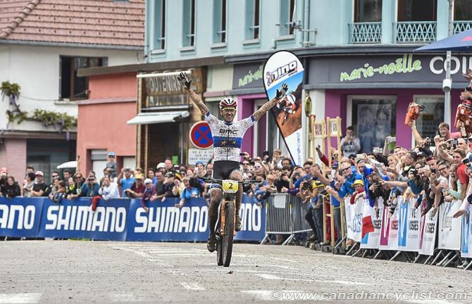 Жюльен Абсалон (BMC Mountainbike Racing Team) побеждает перед французскими фанатами (фото: Robert Jones)
