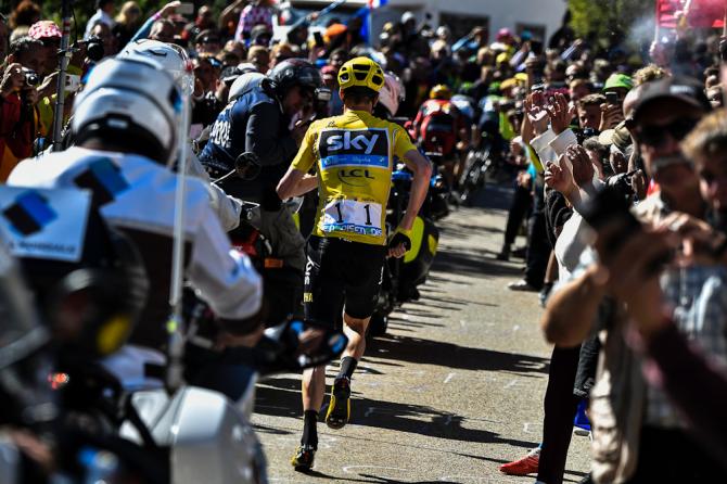 Крис Фрум бежит к финишу 12-го этапа Тур де Франс 2016 (фото: Getty Images Sport)
