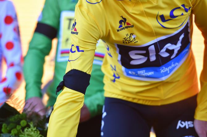 A black armband on the yellow jersey as a mark of respect for the Nice victims (фото: Tim de Waele/TDWSport.com)