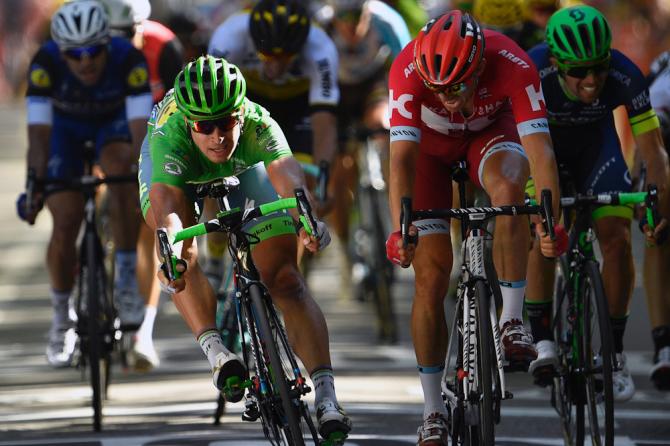 Петер Саган опережает Александра Кристоффа, чтобы выиграть 16 стадию в Тур де Франс 2016 (фото: Getty Images Sport)