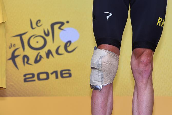 Chris Froome's knee was under wraps on the stage 19 podium (фото: Tim de Waele/TDWSport.com)