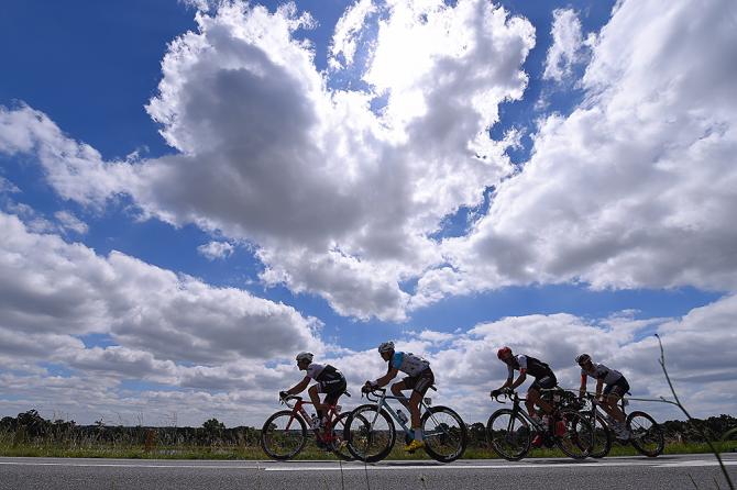 Солнце наконец то показалось между облаками на 4-м этапе Тур де Франс (фото: Tim de Waele/TDWSport.com)