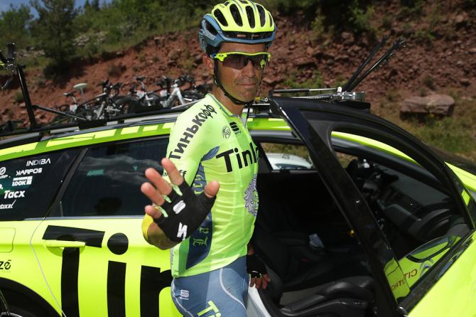 Alberto Contador waves good-bye to the 2016 Tour de France during stage 9 (фото: Getty Images Sport)