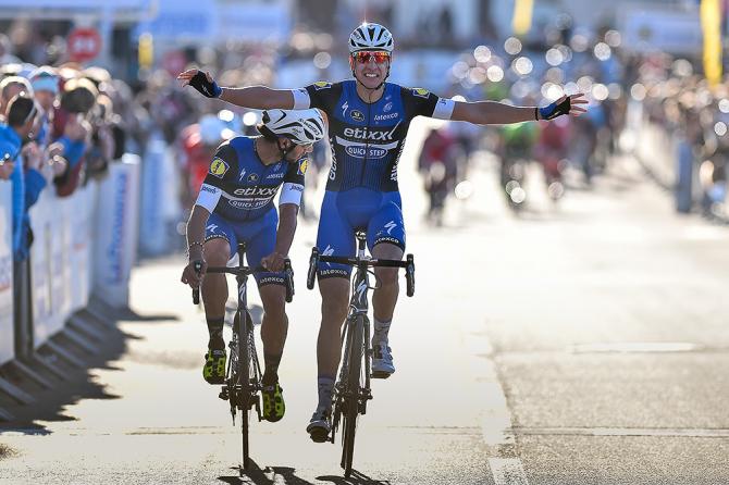 Давиде Мартинелли выигрывает стадию 2 Tour la Provence, в то время как товарищ по команде Фернандо Гавирия оглядывается назад на столкновение, произошедшее позади них (фото: Tim de Waele/TDWSport.com)