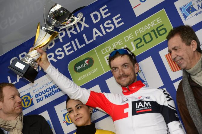 Dries Devenyns (IAM Cycling) с своим трофеем (фото: Fotoreporter Sirotti)