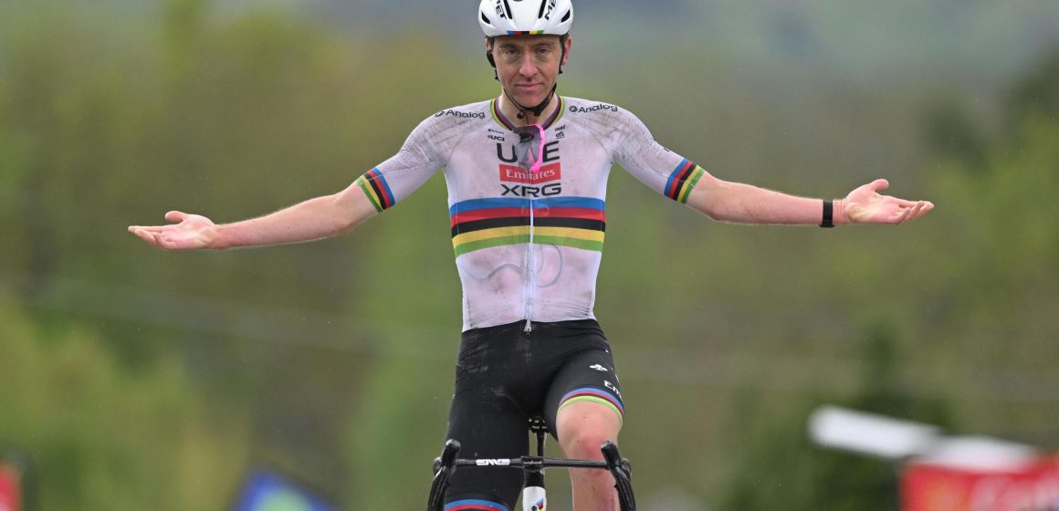 Pogacar преодолевает влажные условия, чтобы выиграть Fleche Wallonne