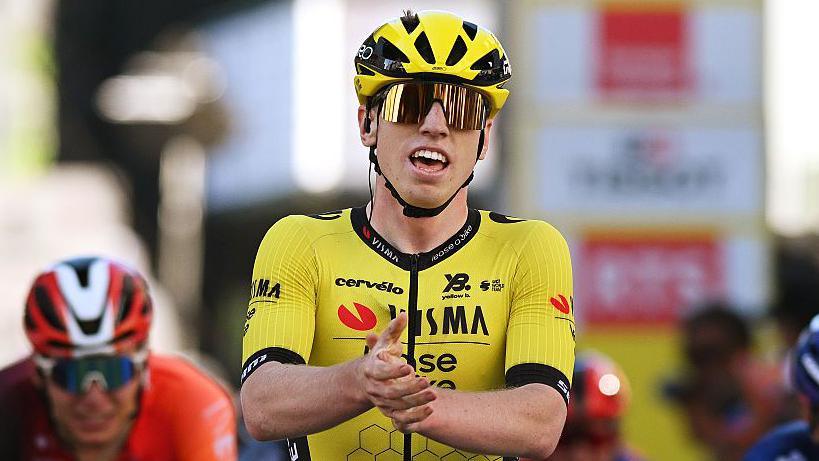 Британский подросток Бреннан выигрывает Романди открывающую сцену