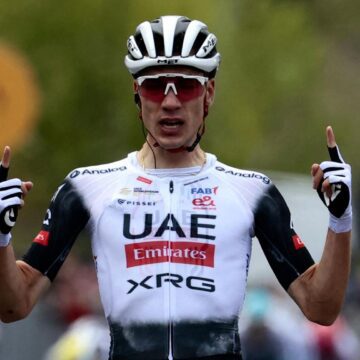 Аюсо выигрывает Сцену Джиро в роли Roglic утверждает Pink Jersey