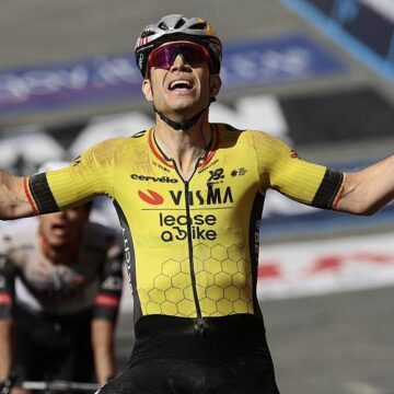 8bf9ac89a65c7efa66cb339b0b230cc6 Ван Эрт выигрывает девятую стадии Джиро в роли Roglic & Pidcock Crash