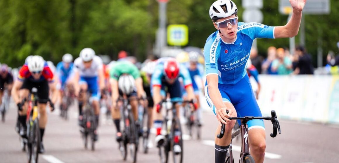 «Пять колец Москвы»: Вадим Гречишкин выигрывает этап на Воробьевых горах и становится лидером гонки