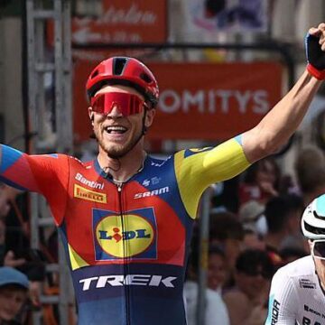 0a9fc633fdf4cb960df06764fdeec746 Милан выигрывает Dauphine Stage второй, чтобы захватить желтую майку