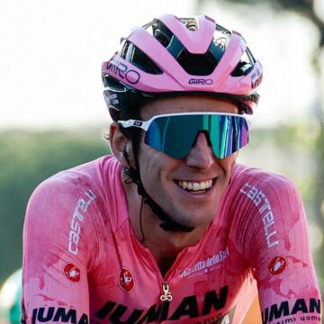 Великобритания Yates Seals First Giro Title в Риме
