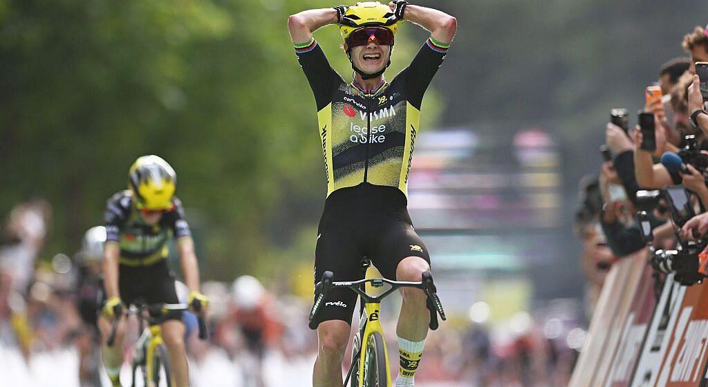 VOS выигрывает начальную сцену Tour de France Fems