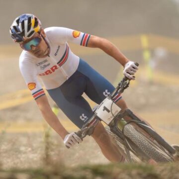 Пидкок GB выигрывает гонку чемпионата мира по пересеченной местности в Андорре