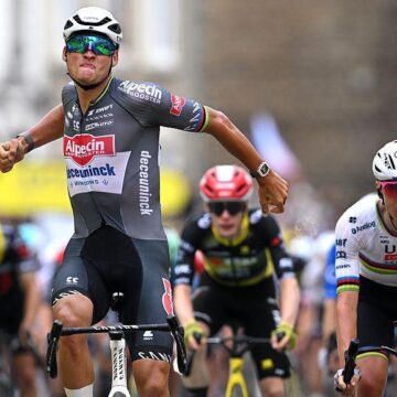 fc9e298968ee3c138cb8c37d92ee1f71 Van der poel pips pogacar в отделке спринта на втором этапе