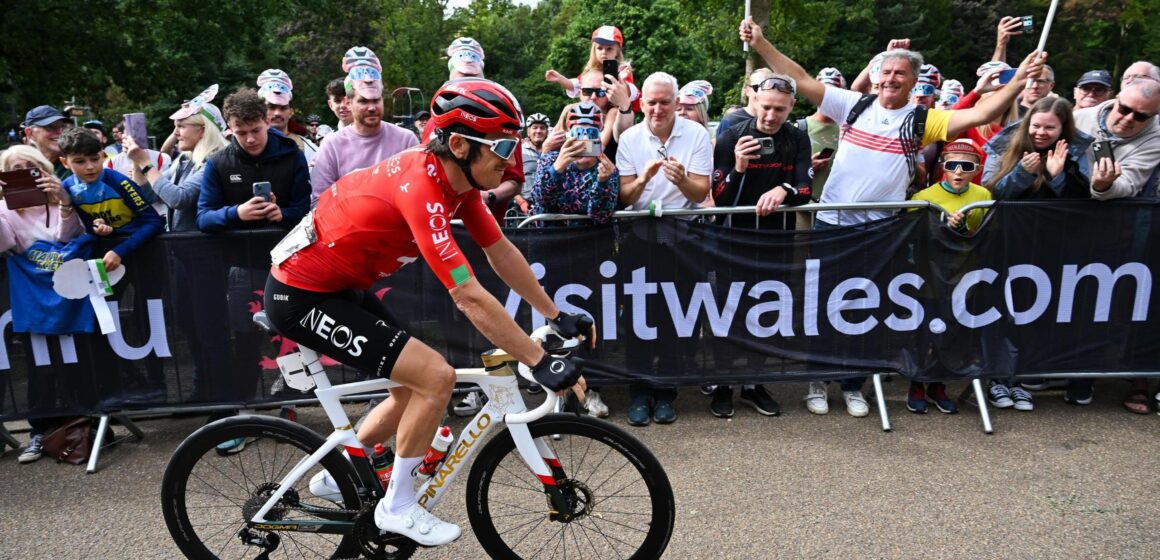 Тысячи людей выстроились в очередь на последнюю гонку Томаса