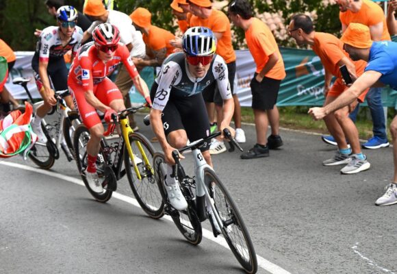 Протесты привели к скорейшему завершению этапа Вуэльта Испании