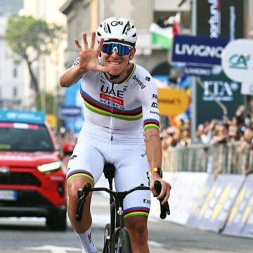 Доминант Погакар побеждает в Il Lombardia с равным рекордом