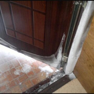 Почему промерзает дверь и как это исправить