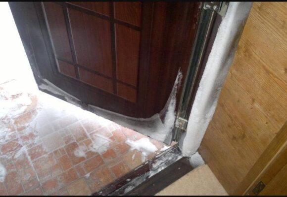 Почему промерзает дверь и как это исправить