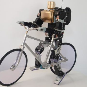 Японский робот велосипедист