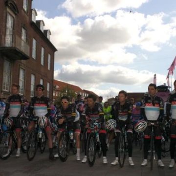 Пелотон Джиро д’Италия/Giro d’Italia 2012 почтил память Войтера Вейландта перед стартом 3 этапа