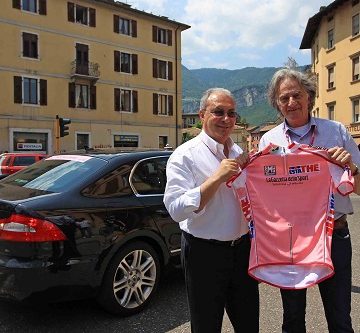 Новый дизайн розовой майки Джиро д’Италия 2013