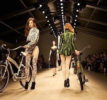 French-Models1 Манекенщицы против велосипедистов