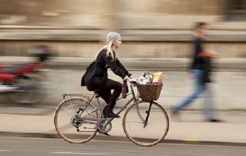 Велосипед против автомобиля в городе