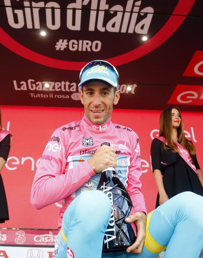Vincenzo Nibali (Astana) in the maglia rosa (фото: Bettini Photo)
