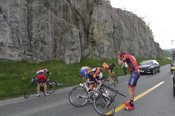 Другой угол аварии, середина 2 этапа велогонки Тура Норвегии(фото: Tim de Waele/TDWSport.com)