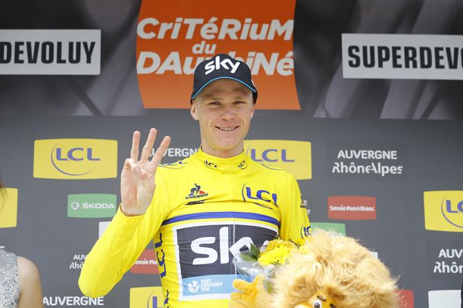 Chris Froome (Team Sky) on the podium after winning Criterium du Dauphine (фото: Bettini Photo)