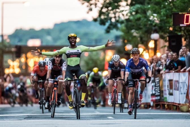 Justin Williams (Cylance-Cannondale Pro Cycling) was the first one out of the corner and took it all the way to the line for the stage 2 win ahead of Brad Huff (Rally Cycling) (фото: Matthew Moses/Moses Images)