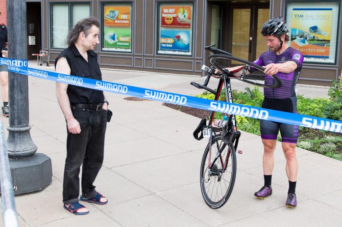 Велогонщик Lupus задается вопросом, что произошло после того, как механическое повреждение выбило его из гонки. (фото: Sam Wiebe)