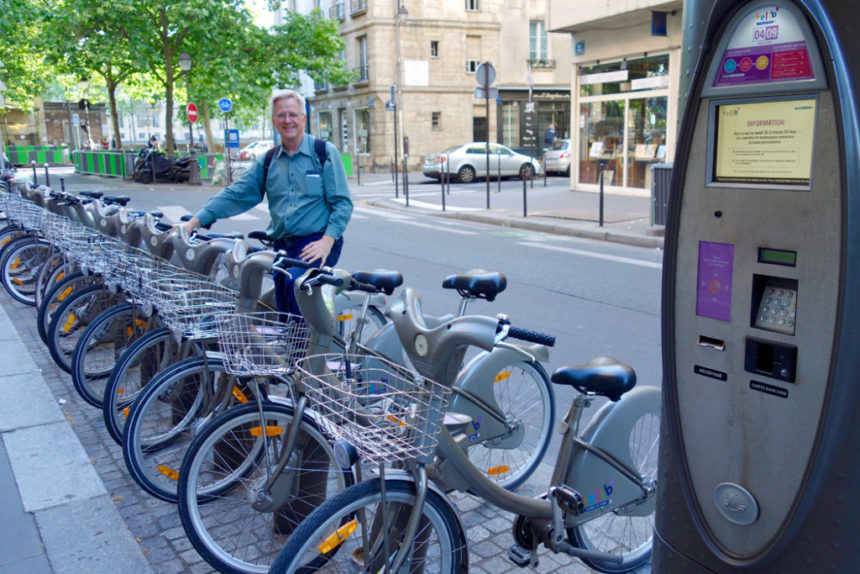 20-rick-steves-velib-bike-share-paris Премьер-министр Франции пообещал увеличить количество велосипедистов на улицах страны в три раза