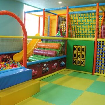 Рассказываем как создать игровую интересную зону в загородном доме