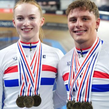 abcccac4c6c261c9063b1114a31f0307 Белл и Ричардсон Печать хет-трик из спринтерских названий