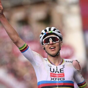 ab740c1acff2d85fb63f61368d08ddce Pogacar бьет Pidcock в Strade Epic, несмотря на Crash