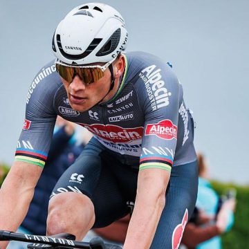 Человек вручится после того, как бутылка попадает в ван дер Поэль